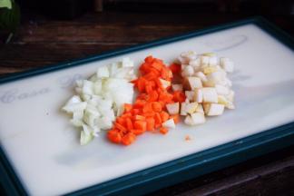 另外将100g的洋葱切成小丁，100g的胡萝卜切成小丁，100g的雪梨切成小丁。