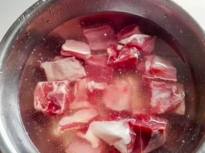羊肉提前在清水中浸泡，去掉血水，浸泡的过程中要换几次清水