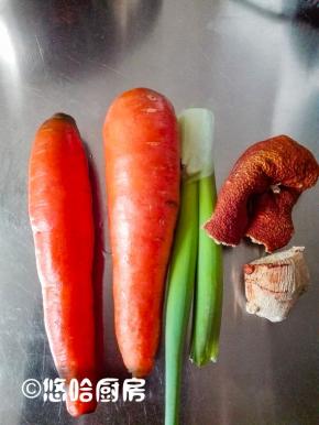 准备胡萝卜、葱姜和陈皮。