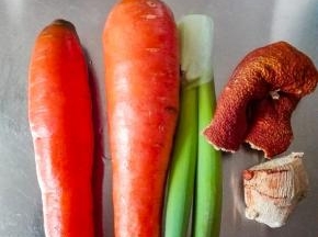 准备胡萝卜、葱姜和陈皮。