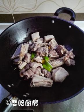 锅中放入适量的植物油，温热时放入葱姜炒出香味，放入羊肉煸炒一会儿