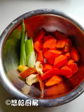 胡萝卜洗净切滚刀块，葱切段、姜切片。