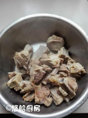 浸泡后的羊肉用温水冲洗一下，再放入冷水锅中慢慢煮开焯水，煮出浮沫后捞出待用，焯水这一步很重要，一定要冷水下锅，羊肉遇到热水会收缩，这样就会导致羊肉里面的血污无法释放出来。