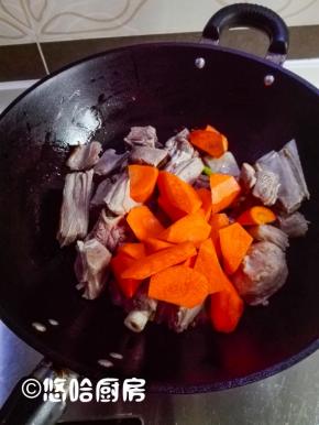 放入胡萝卜炒匀。
