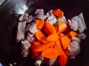 放入胡萝卜炒匀。