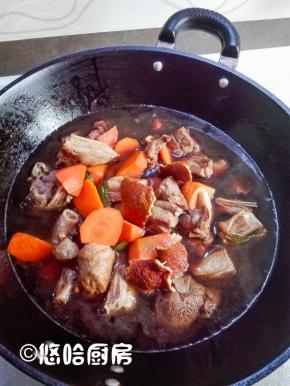 加入适量的清水，清水没过食材即可。