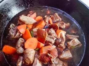 加入适量的清水，清水没过食材即可。
