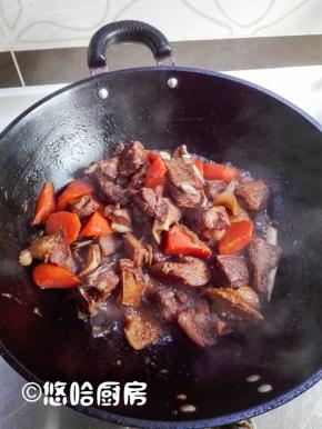 大火烧开后转小火炖至羊肉软烂，根据自己的口味添加少许的盐调味，即可起锅。