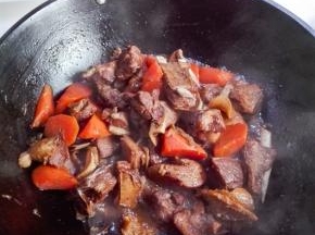 大火烧开后转小火炖至羊肉软烂，根据自己的口味添加少许的盐调味，即可起锅。