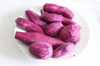 1、小紫薯去皮洗净，放入蒸锅中，蒸大约15-20分钟。蒸熟后，用压泥的工具，压成细腻的紫薯泥。