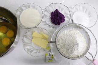 取45克紫薯泥，并准备好蛋糕所需要的其他食材，175度预热烤箱，摆放好纸杯。