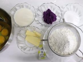 取45克紫薯泥，并准备好蛋糕所需要的其他食材，175度预热烤箱，摆放好纸杯。