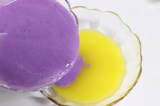 黄油隔热水融化成液态。混合均匀的紫薯糊，倒入液态黄油中，搅拌均匀。7、让油充分的融合到紫薯糊中，并放到温水中，保温待用。