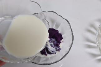 紫薯和牛奶混合均匀，这步可以把紫薯和牛奶放入搅拌机打成糊，蛋糕更加细腻，手动压的存在小的紫薯块。