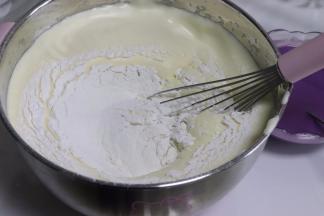 倒入过筛的低筋面粉，用刮刀，翻拌均匀。