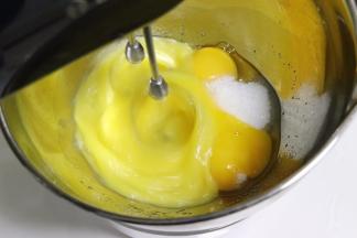 全蛋放到60度左右的温水上，放入全部的细砂糖，打散，打匀。