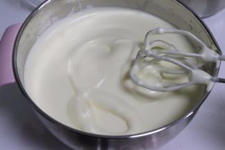 9、倒入蜂蜜，搅打均匀，并开启打蛋器高速打发全蛋。蛋温大约升到40度左右，从温水上拿下来，继续搅打。（可以用手指取感受一下蛋温，略温暖的感觉就可以了），直到打发到蛋糊发白有光泽，而且拉出蛋糊，会缓慢掉落，而且纹路不容易消失。