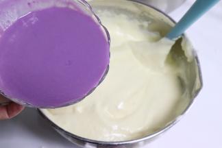 保温的紫薯糊，借助刮刀，淋撒到蛋糊上，继续翻拌均匀。。