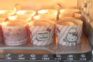 倒入提前准备好的纸杯。放入预热好的烤箱，175度，28分钟左右即可。