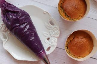 出炉后，稍微晾凉，紫薯泥加入适量的牛奶搅拌成紫薯你，放入裱花袋中，挤出花即可