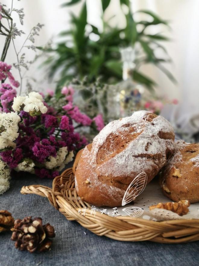 健康美味红糖核桃面包。
健康美味红糖核桃多谷面包