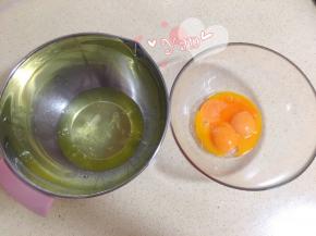 四个鸡蛋分离蛋黄蛋清至无油无水的盆里。