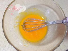 蛋黄+玉米油搅匀。