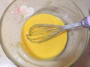 筛入小米蛋糕粉搅匀备用。