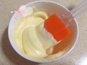 取12g蛋黄糊和12g蛋白霜，混合拌匀。