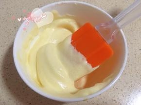 取12g蛋黄糊和12g蛋白霜，混合拌匀。
