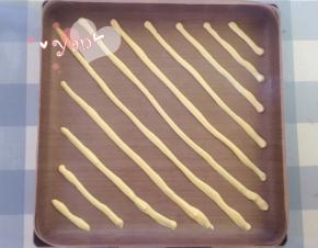 28*28烤盘铺油布，裱花袋剪个小口，挤入斜条纹图案。放入烤箱，165度烤2分钟定型。