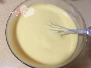 剩余蛋白霜分三次倒入蛋黄糊里，翻拌均匀。