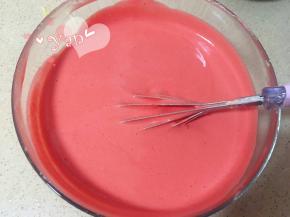 滴入几滴红丝绒液翻拌均匀。