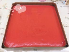 倒入烤盘里，用刮刀抹平。