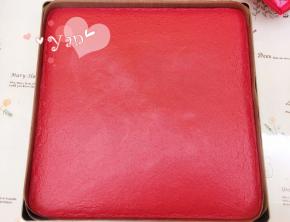 放入预热好的烤箱，165度烤25分钟。出炉立即提着油布移到晾网上晾凉。