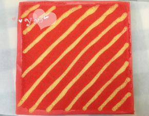 翻面，揭去油布，毛巾面出来。