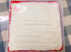 毛巾面朝下，烫面抹上奶油。