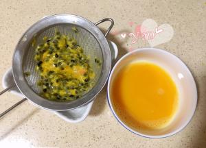 百香果用滤网过滤取汁；