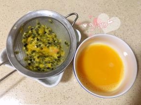 百香果用滤网过滤取汁；