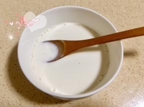 取80ml纯牛奶+玉米淀粉搅匀，备用；