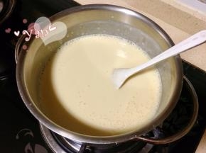 纯牛奶170ml+椰浆+百香果汁+糖，倒入锅里，边小火加热边搅拌；