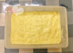 倒入铺好椰蓉的密封盒里；