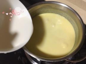 煮沸后倒入牛奶淀粉液；