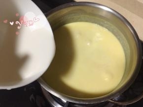 煮沸后倒入牛奶淀粉液；