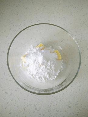 1黄油软化加入糖粉。