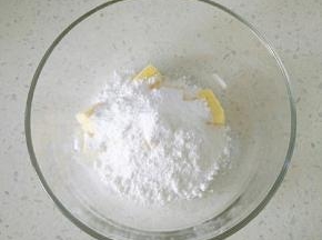 1黄油软化加入糖粉。