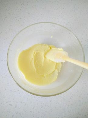 2用刮刀搅拌均匀。