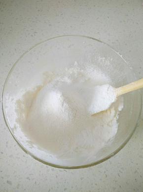 3筛入低筋面粉，用切拌手法混合至无干粉。