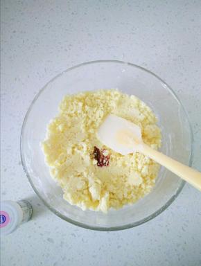 4用牙签挑少许粉色色素。