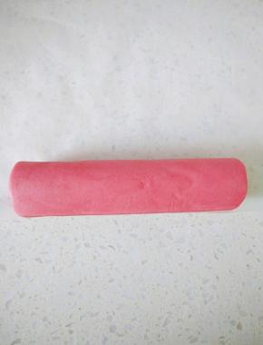 6放在油纸上，搓成圆柱形，包好放冰箱冷冻。